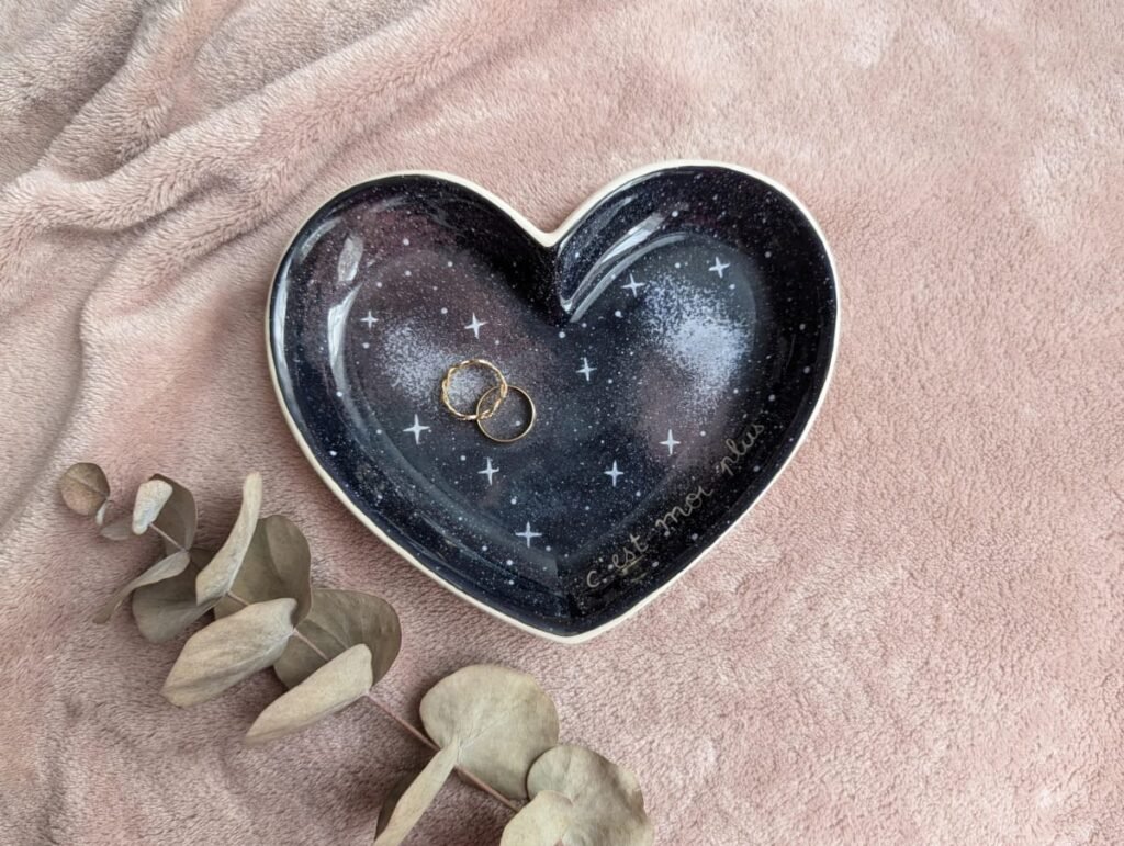 Vide poche en céramique peint à la main, motif galaxie, vue overlay avec alliances