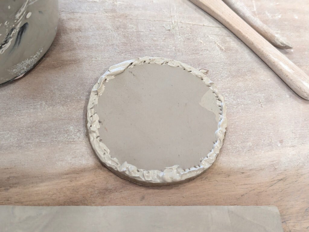 Photo montrant le fond avec de la barbotine lors du tutoriel pour apprendre comment faire un mug sans tour